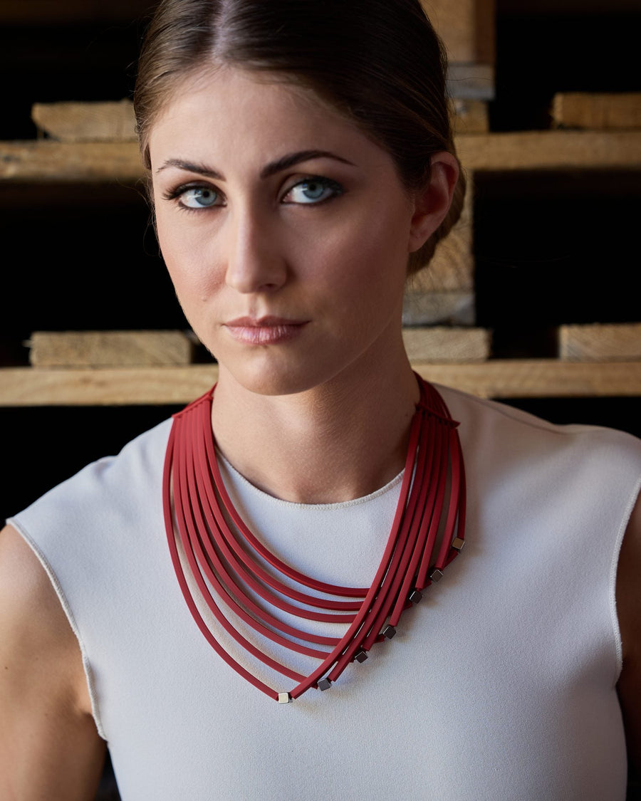 Donna con la Collana Afrika+ rosso pastello