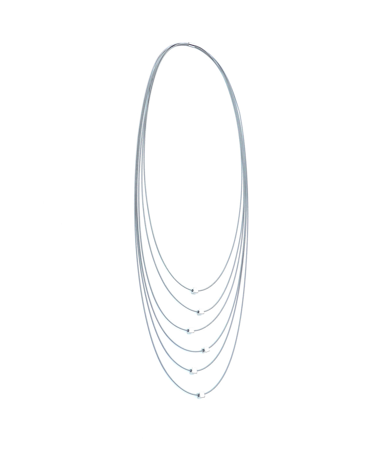Collana Wave su fondo bianco