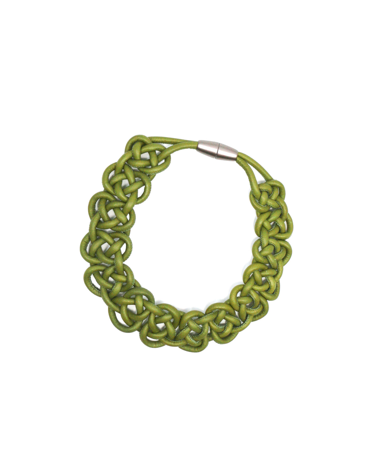 Collana Savoia Pelle, variante verde, su fondo bianco