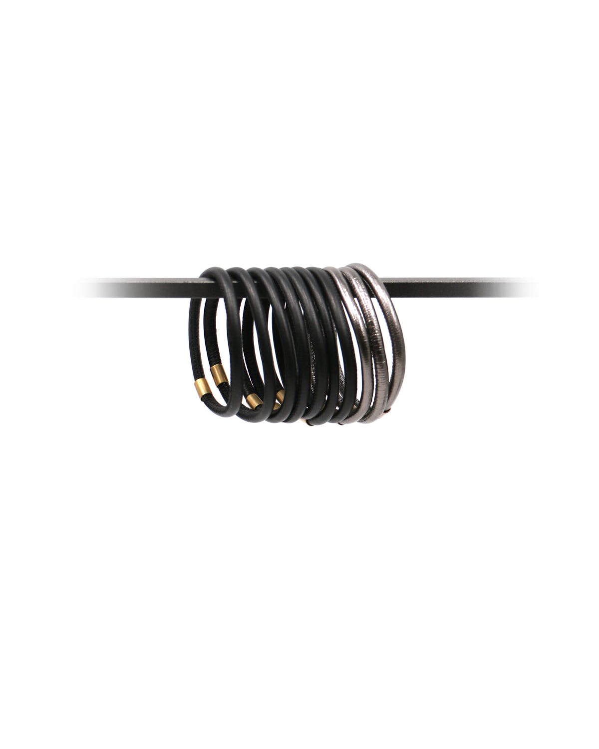 Bracciale Zoe 10, variante nero e titanio, su fondo bianco