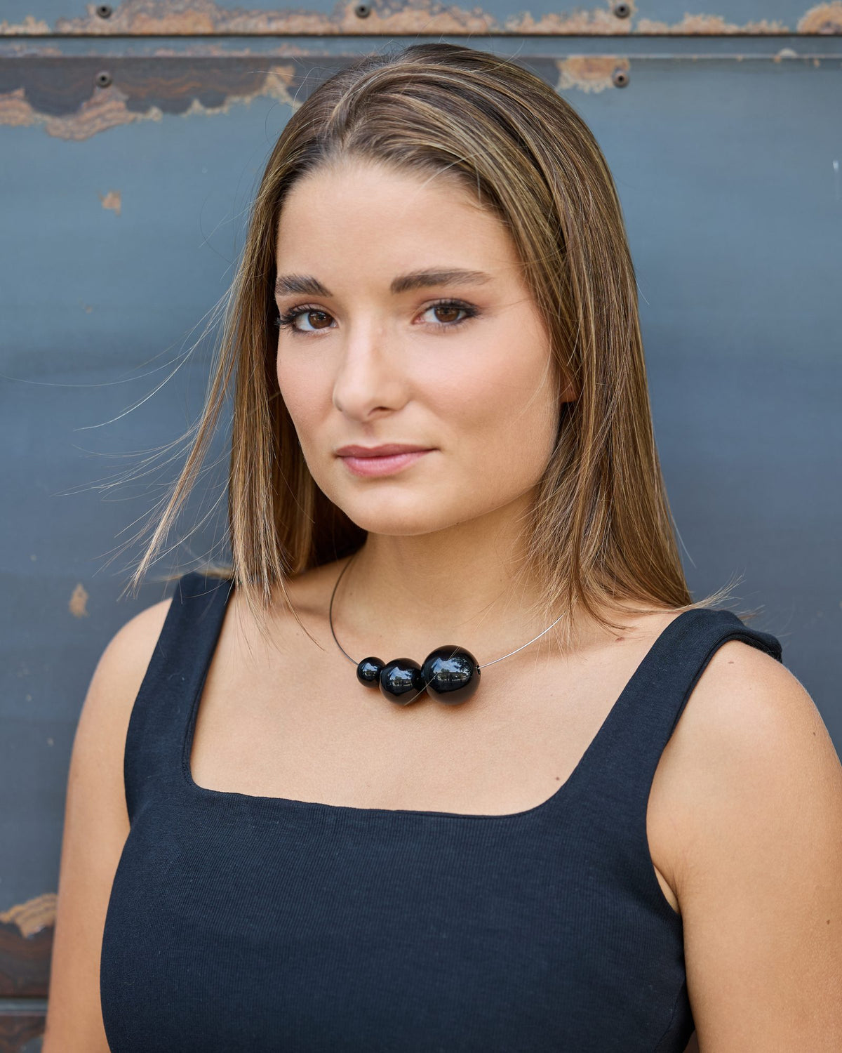 Woman wearing Uno due tre Necklace