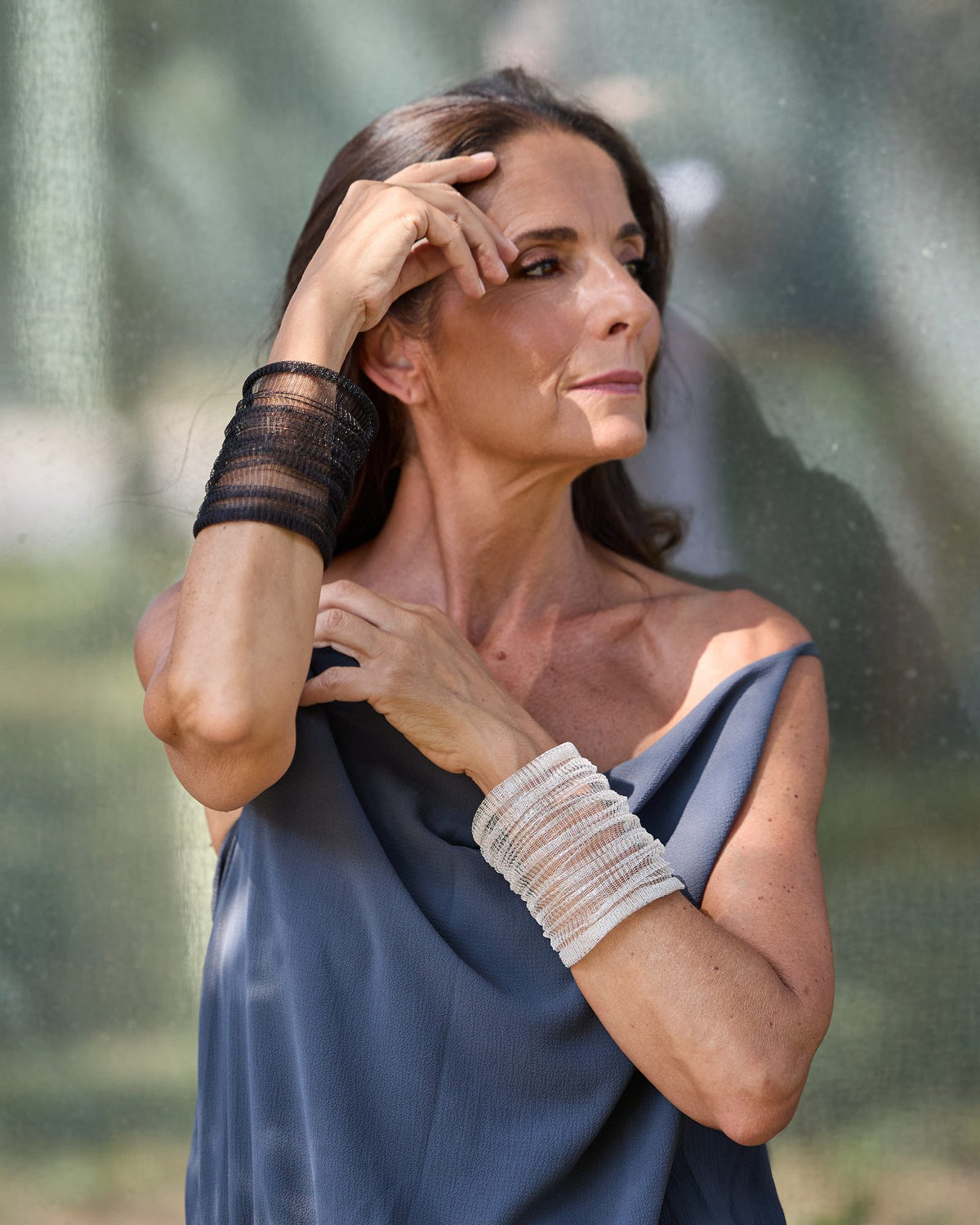 Donna con il Bracciale Abbraccio