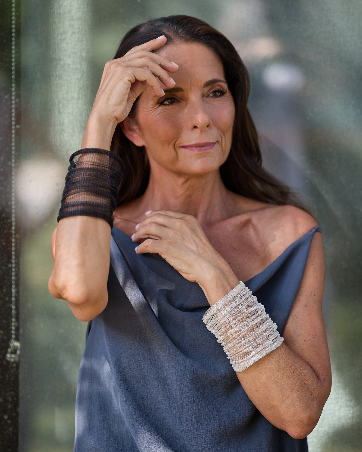 Donna con il Bracciale Abbraccio