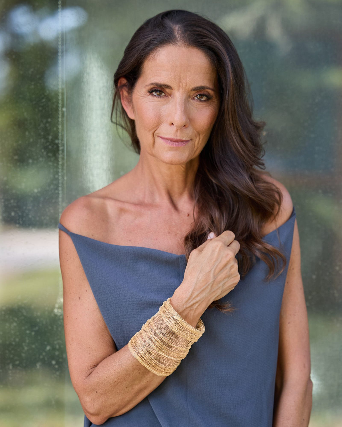Donna con il Bracciale Abbraccio
