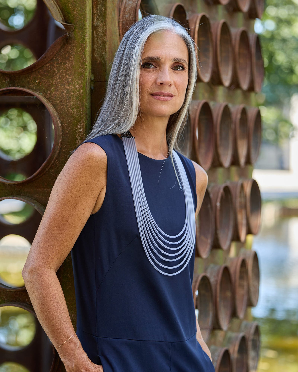 Donna con la Collana Afrika Round Long