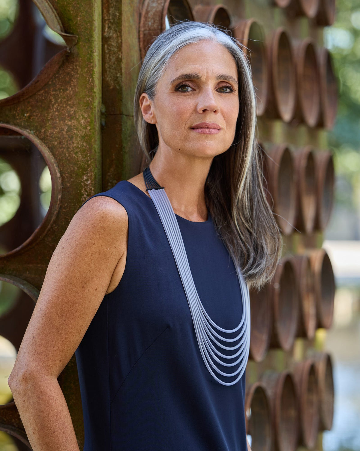 Donna con la Collana Afrika Round Long
