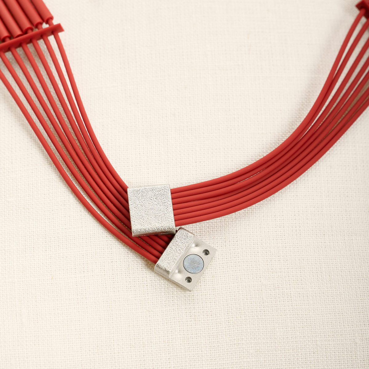Collana Afrika Round Long, rosso pastello