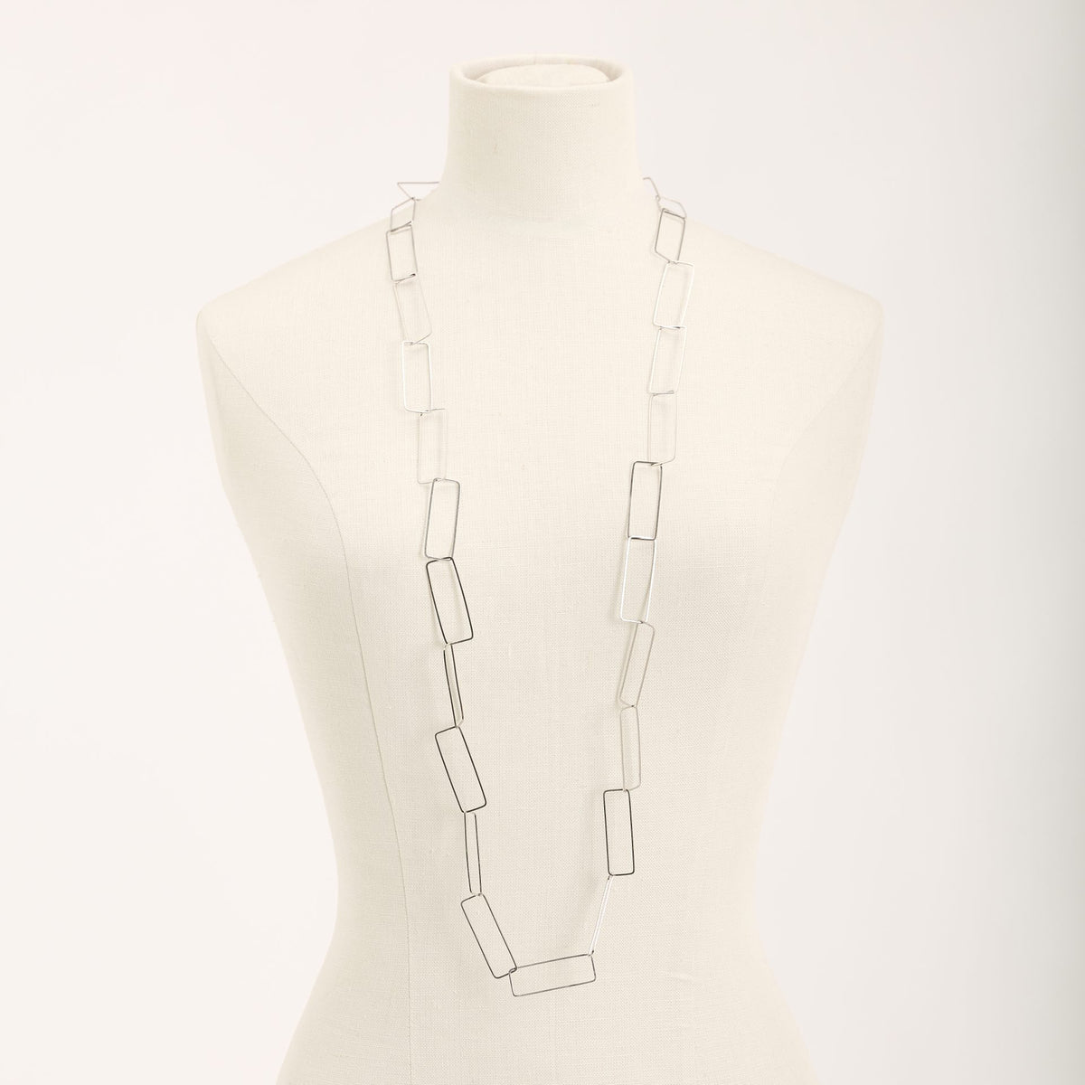Collana Aria Lunga Rodio in argento 925, su fondo chiaro