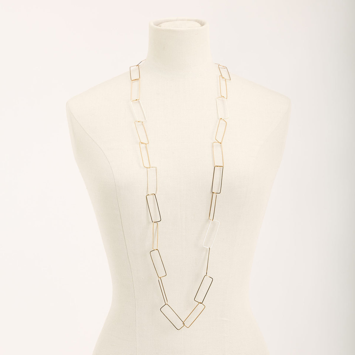 Collana Aria Lunga Oro in argento 925, su fondo chiaro