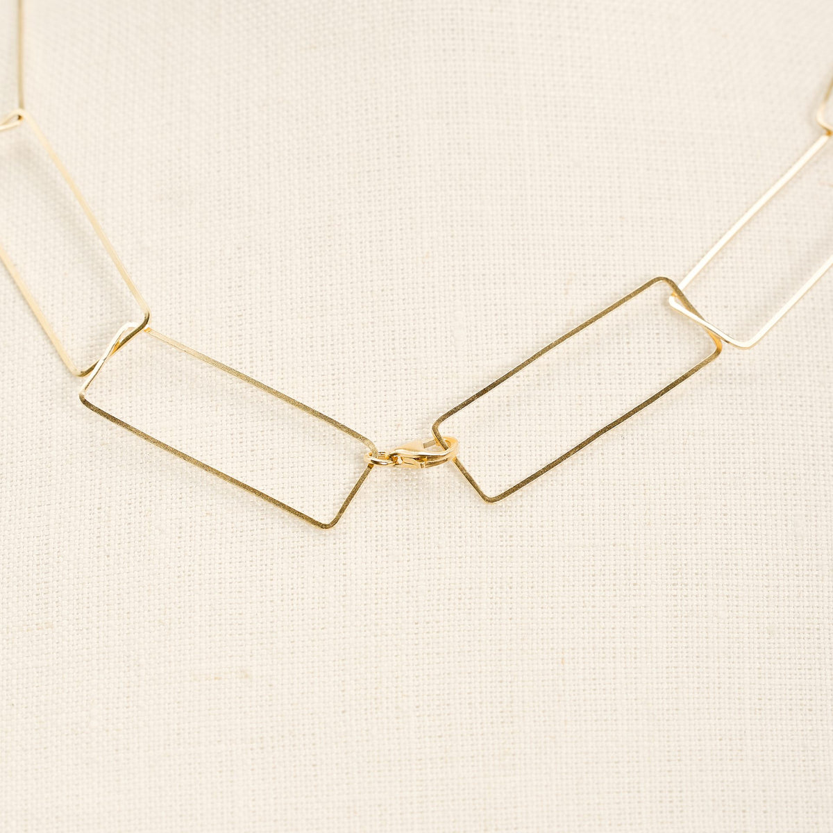Collana Aria Lunga Oro in argento 925, su fondo chiaro