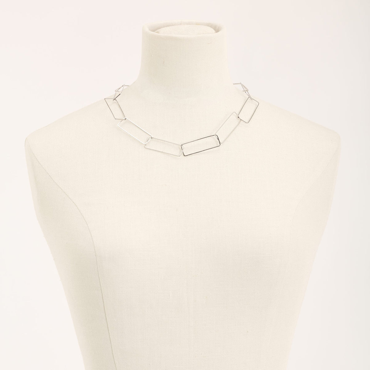 Collana Aria Corta Rodio in argento 925, su fondo chiaro