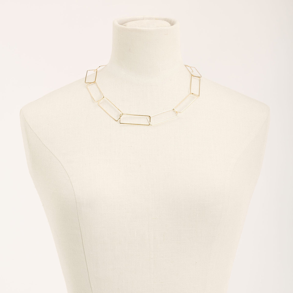 Collana Aria Corta Oro in argento 925, su fondo chiaro