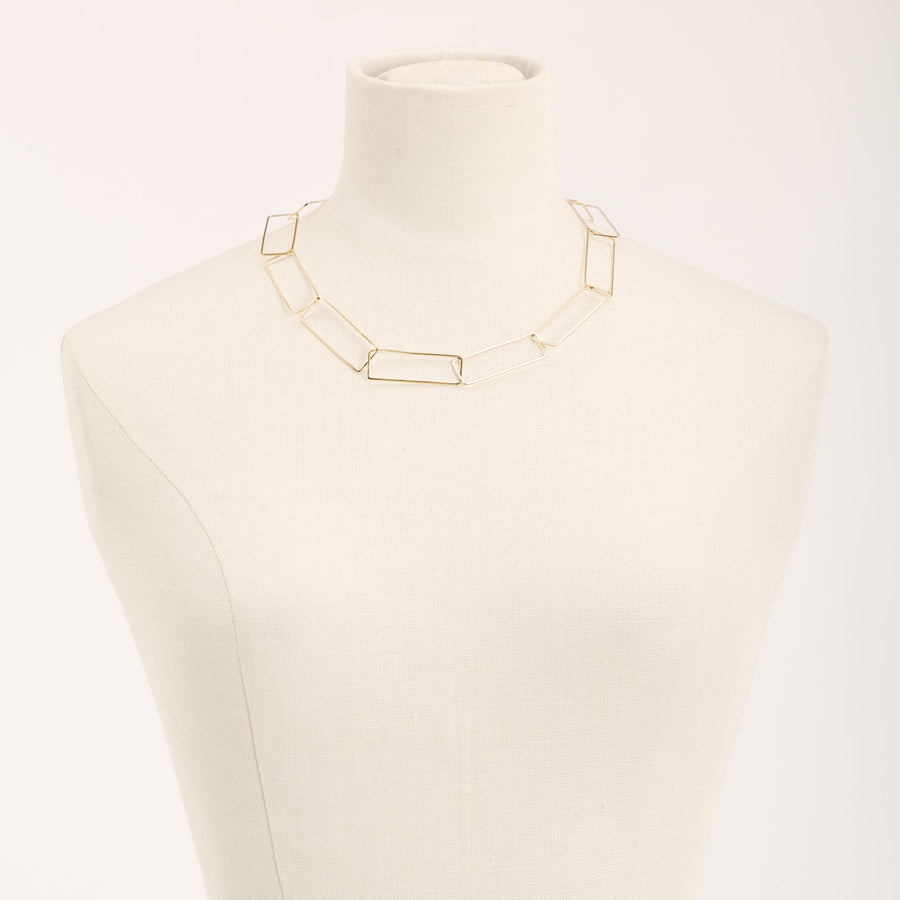 Collana Aria Corta Oro in argento 925, su fondo chiaro
