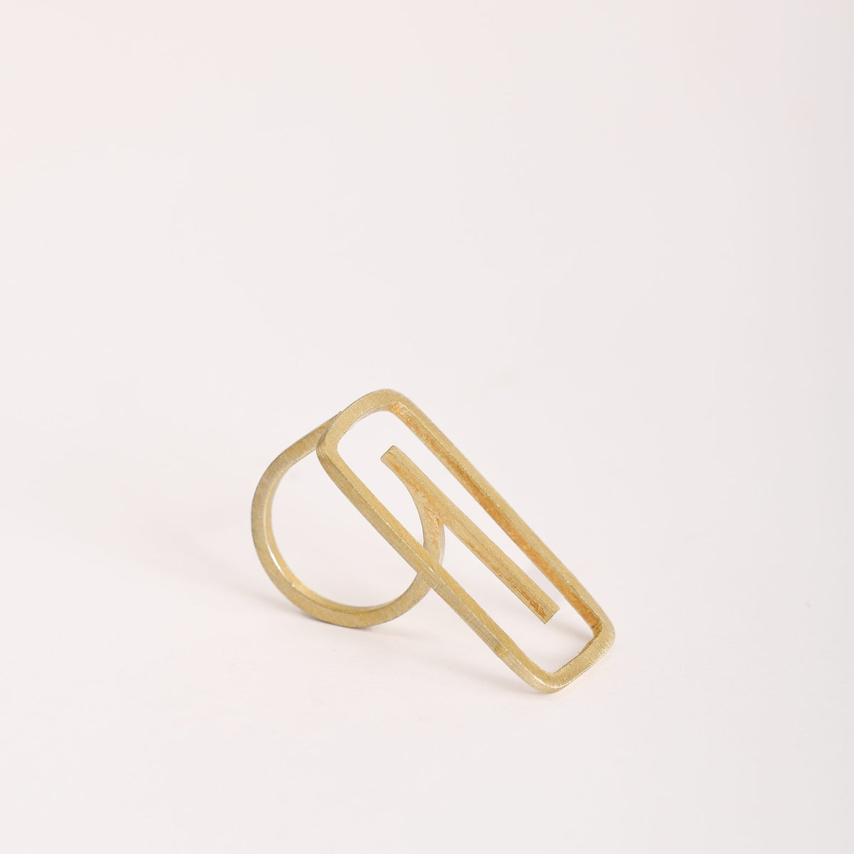 Anello Aria Oro Satinato in argento 925, su fondo bianco