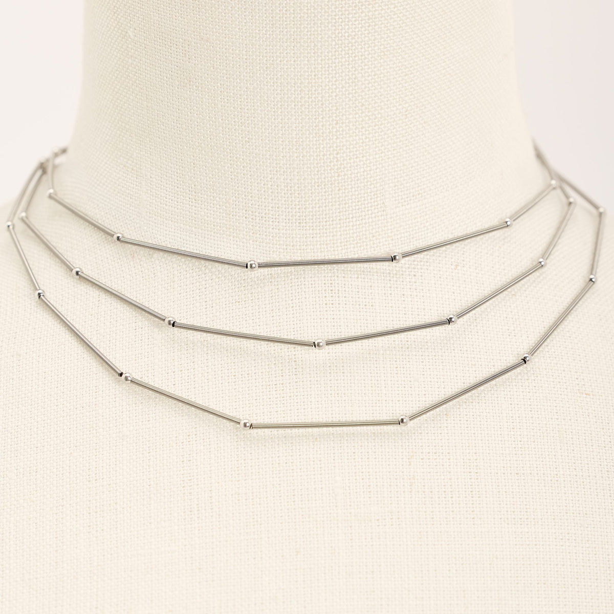 Collana Astro Tris Rodio in acciaio e argento rodiato, dettaglio ravvicinato su fondo chiaro