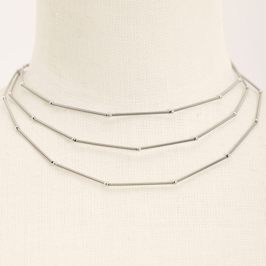 Collana Astro Tris Rodio in acciaio e argento rodiato, dettaglio ravvicinato su fondo chiaro