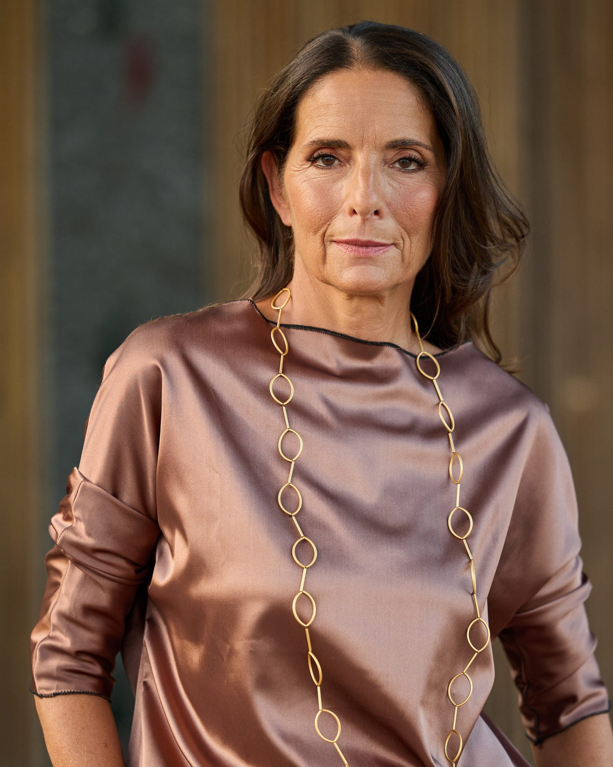 Collana Aurora Oro in tubini di ottone dorato satinato, indossata