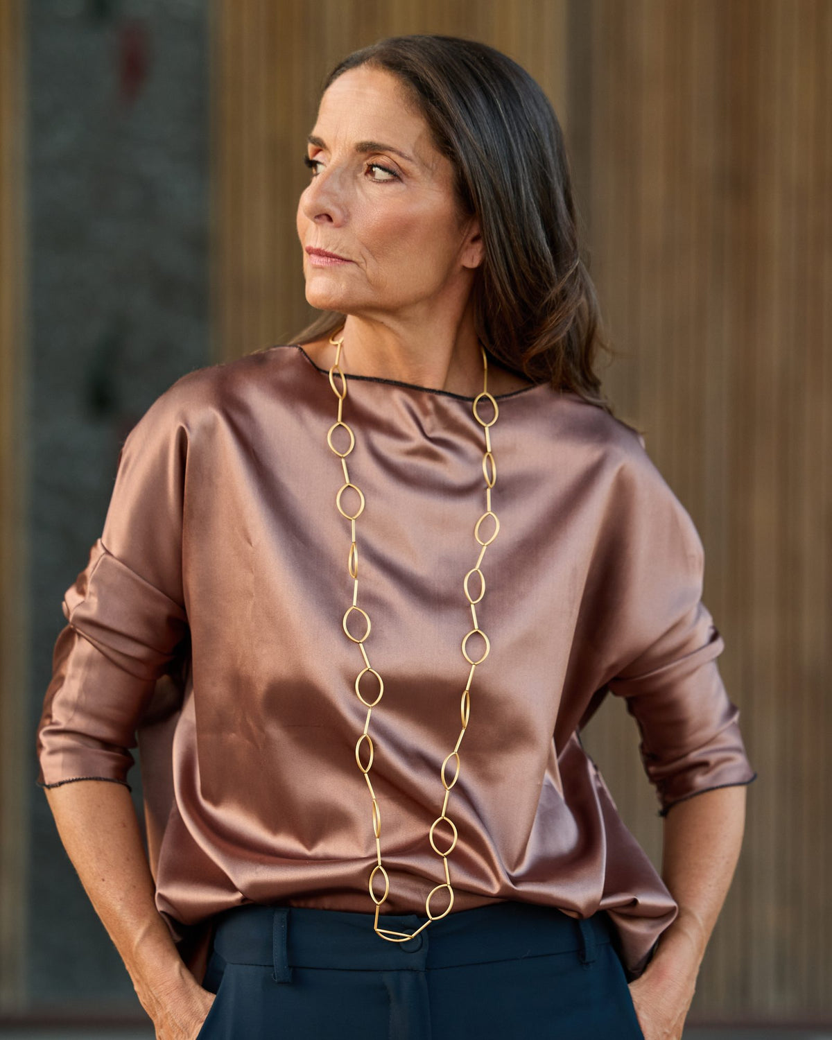 Collana Aurora Oro in tubini di ottone dorato satinato, indossata