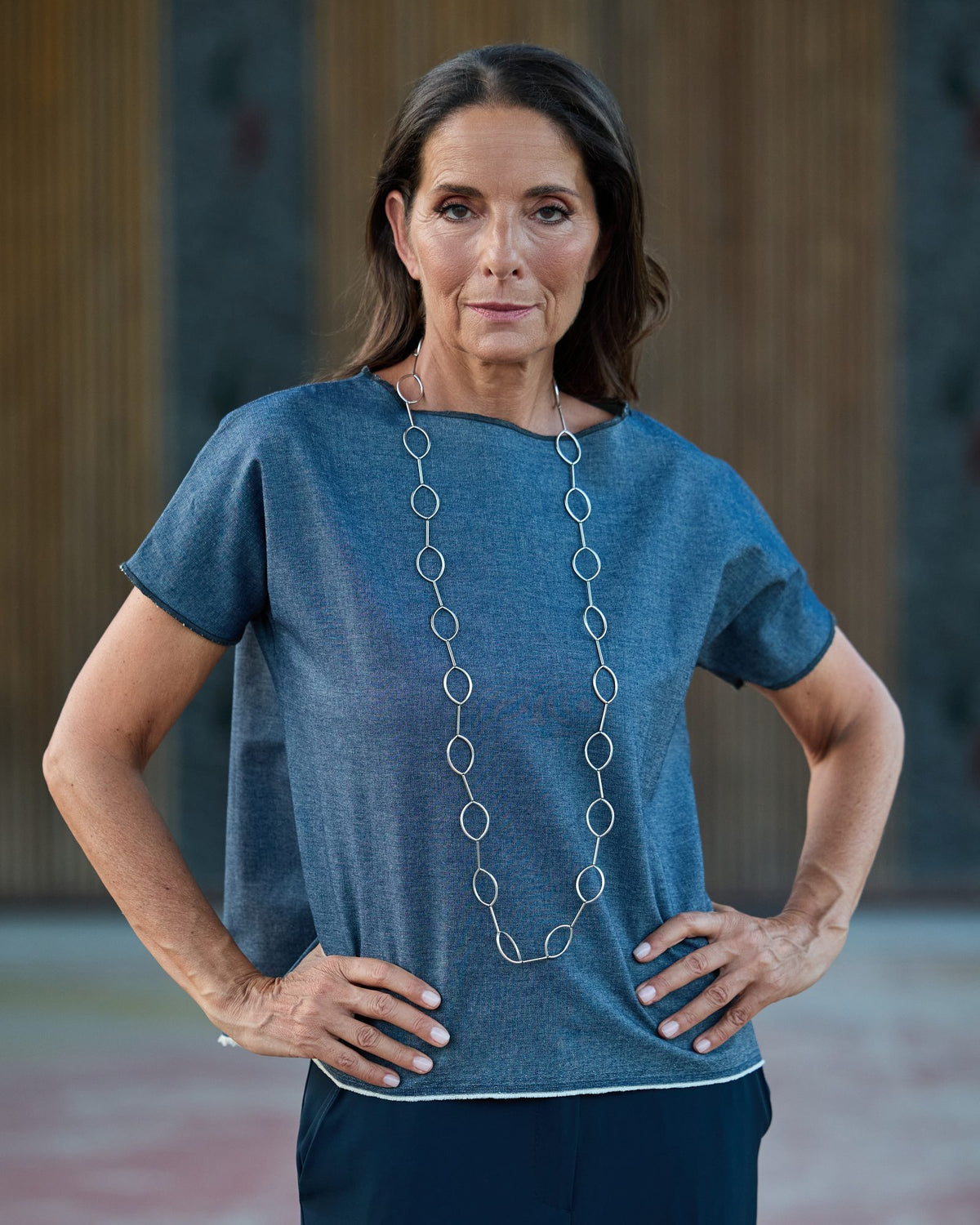 Collana Aurora Rodio in tubini in ottone rodiato, indossata