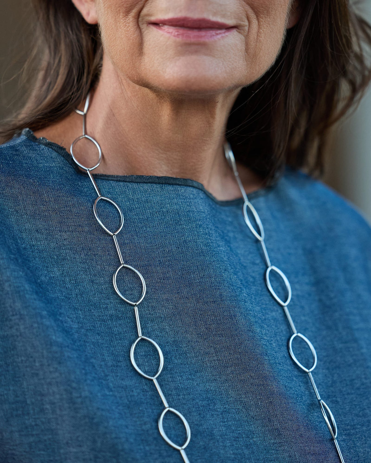 Collana Aurora Rodio in tubini in ottone rodiato, indossata, dettaglio ravvicinato