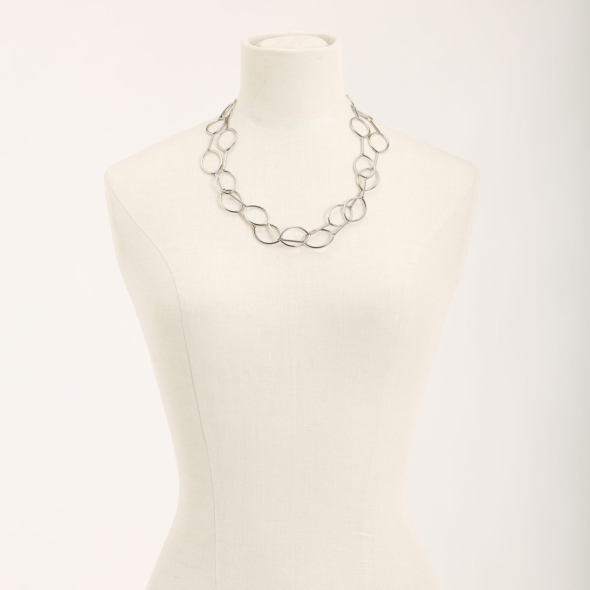 Collana Aurora Rodio in tubini in ottone rodiato, su fondo chiaro