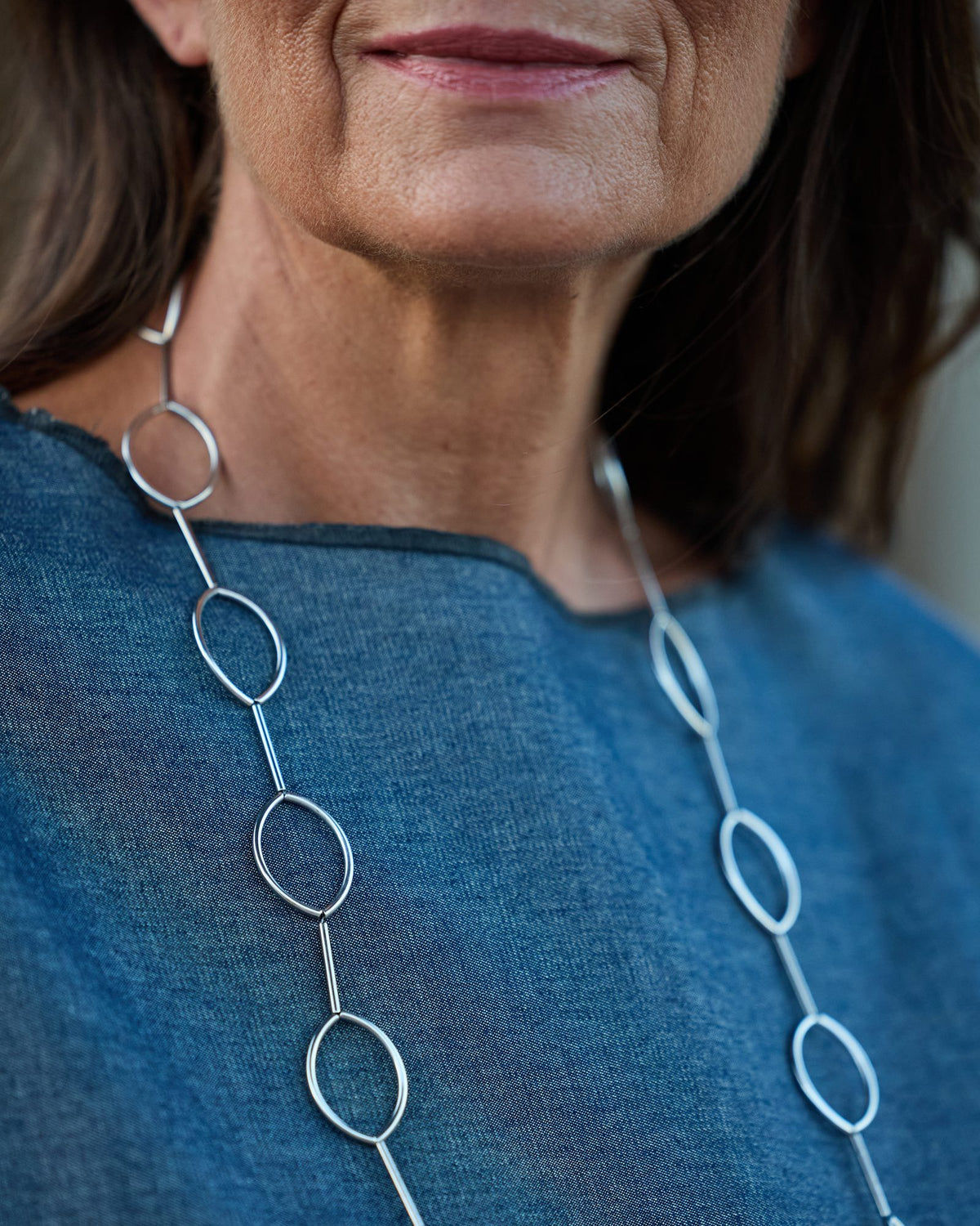 Collana Aurora Rodio in tubini in ottone rodiato, indossata
