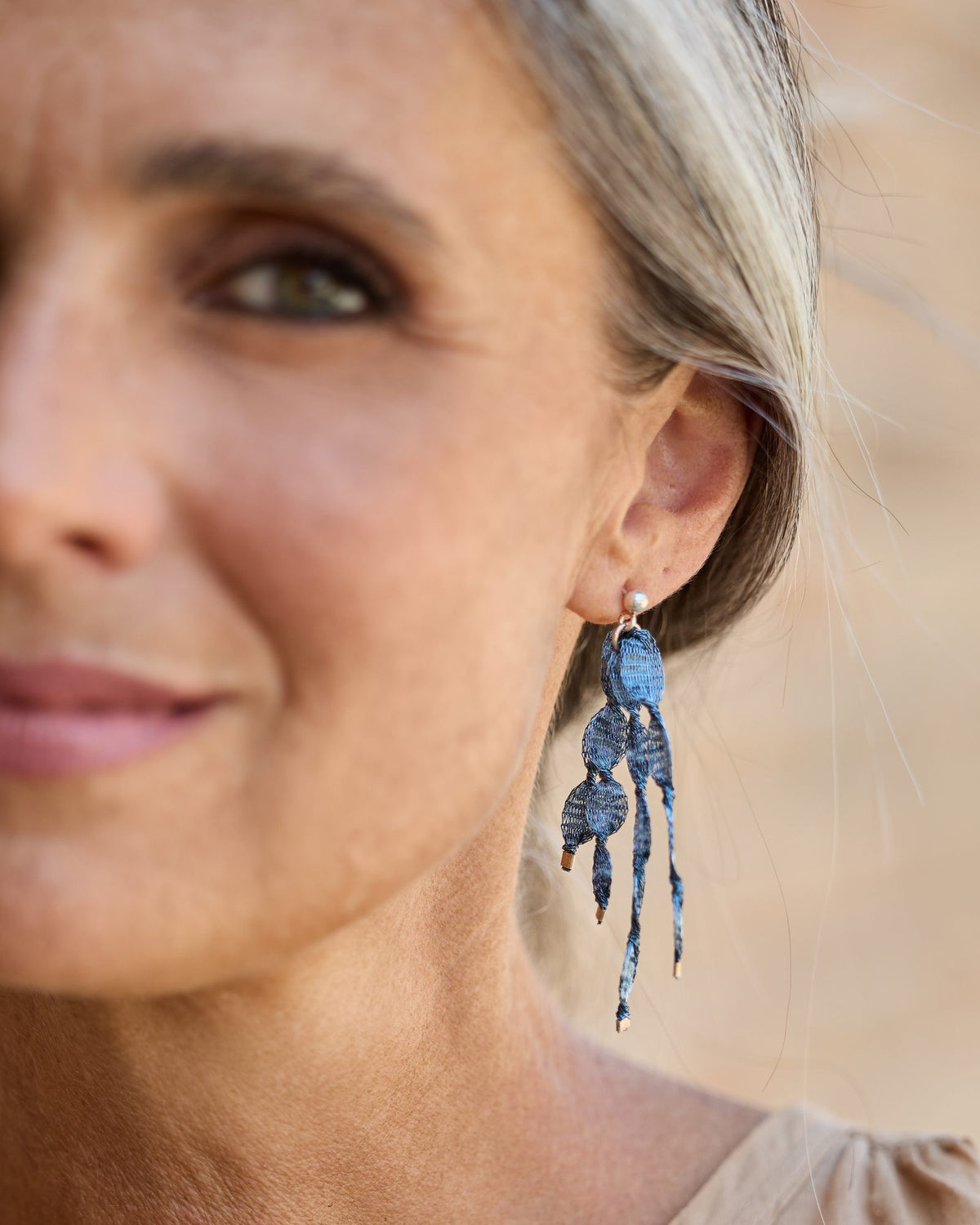 Donna con gli Orecchini Caurì