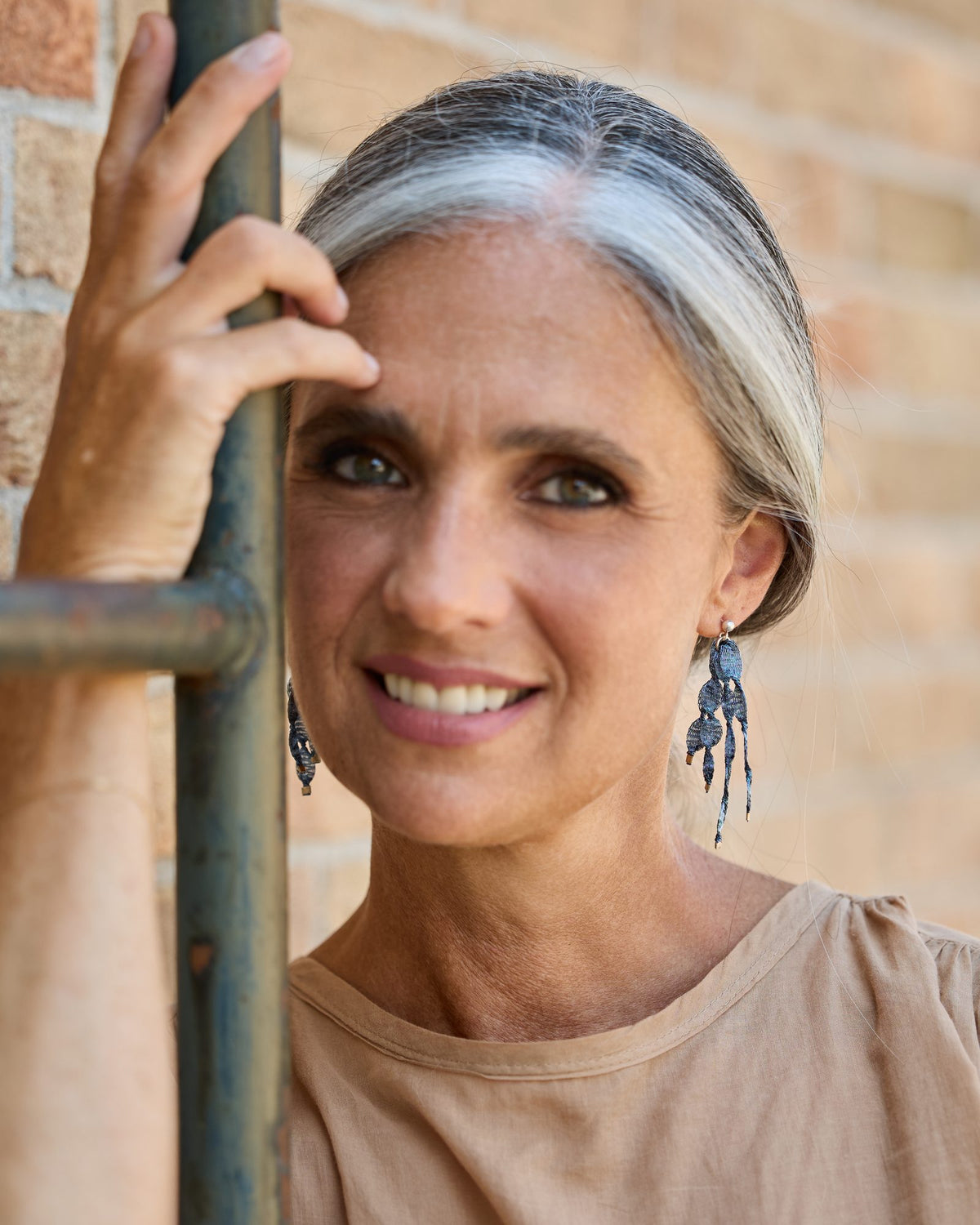 Donna con gli Orecchini Caurì