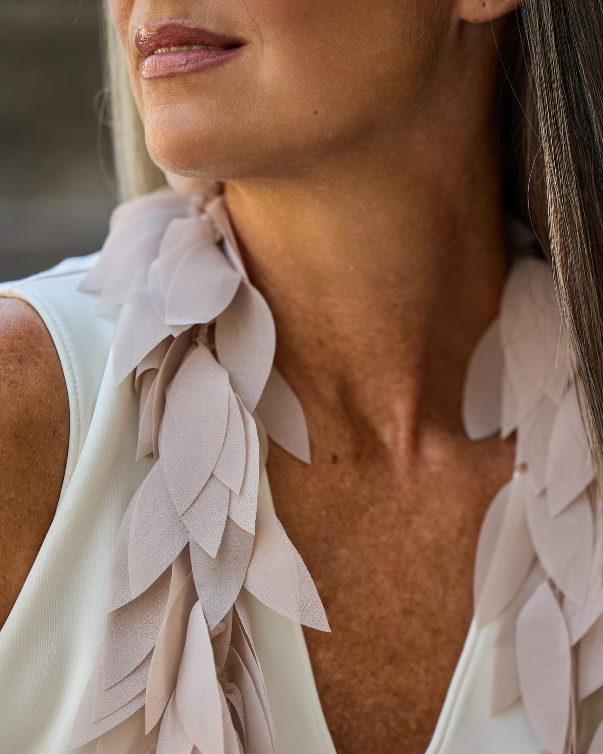 Donna con la Collana Colibrì