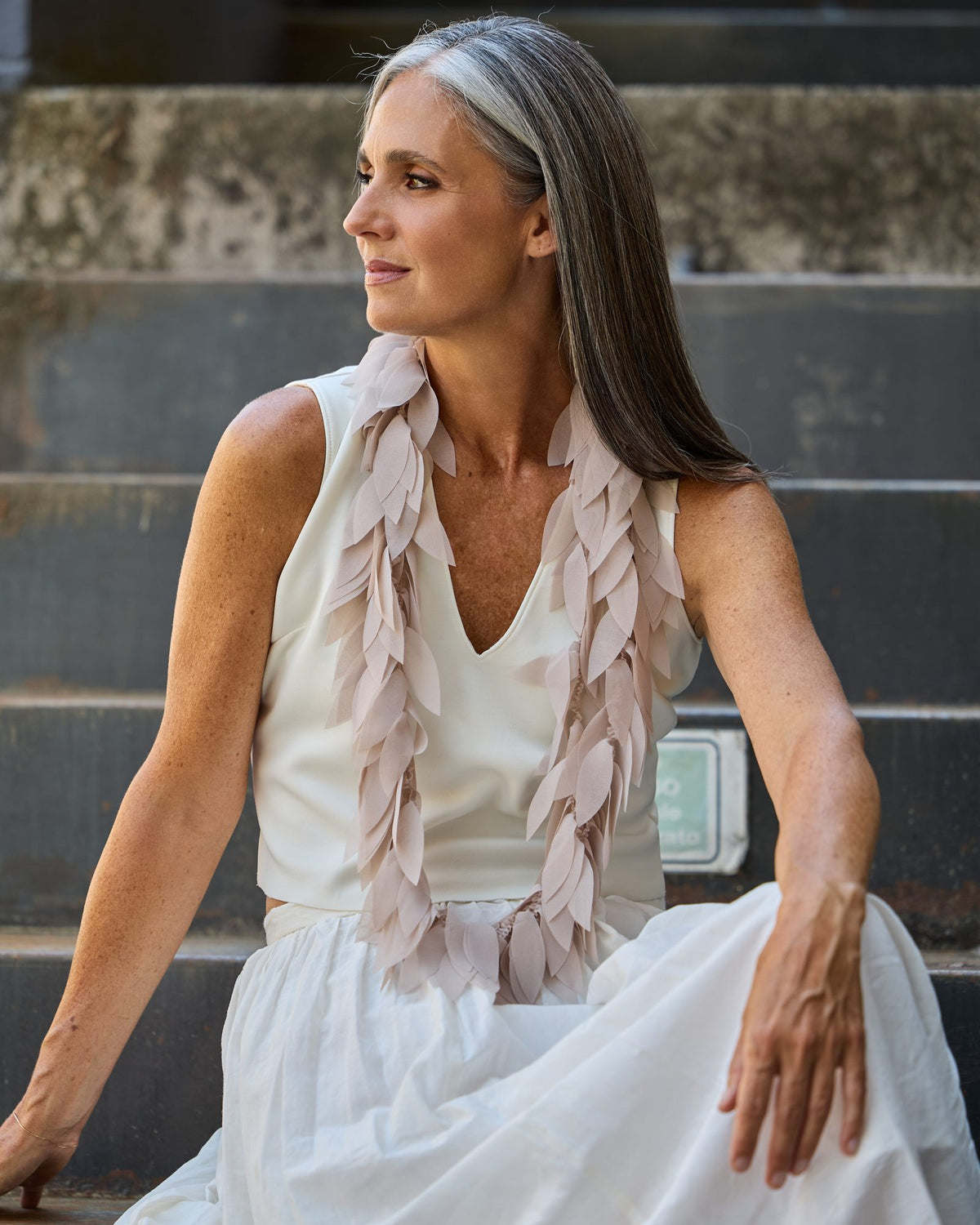 Donna con la Collana Colibrì
