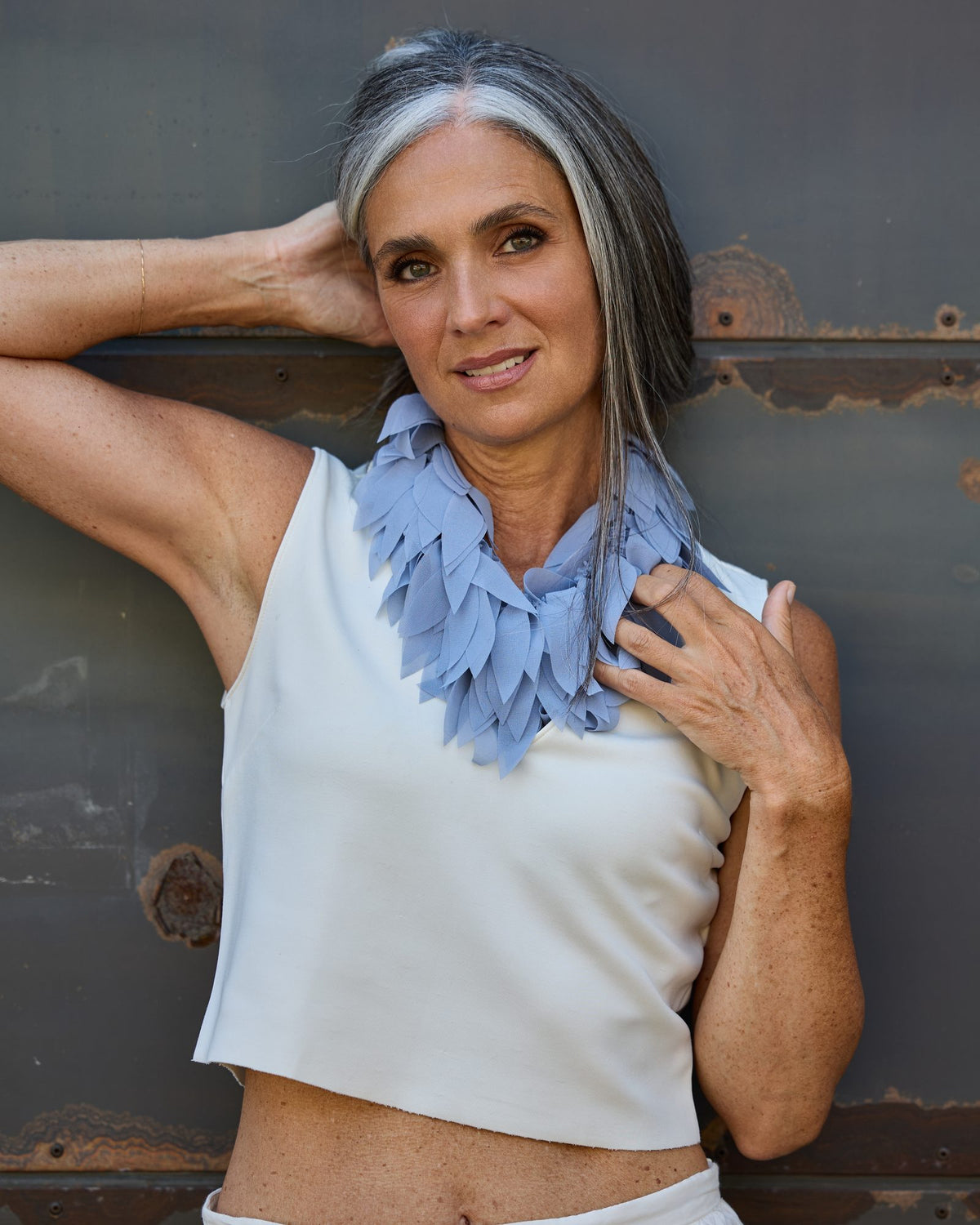 Donna con la Collana Colibrì