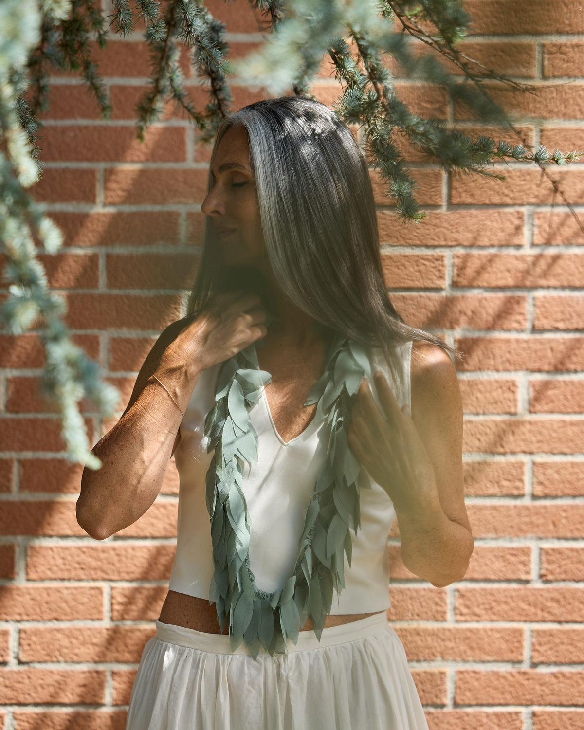 Donna con la Collana Colibrì