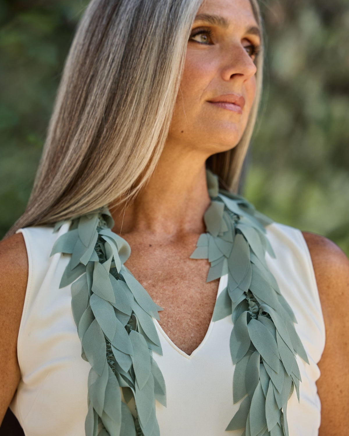 Donna con la Collana Colibrì