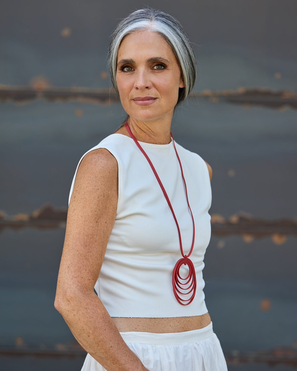Donna con la Collana Disco Music