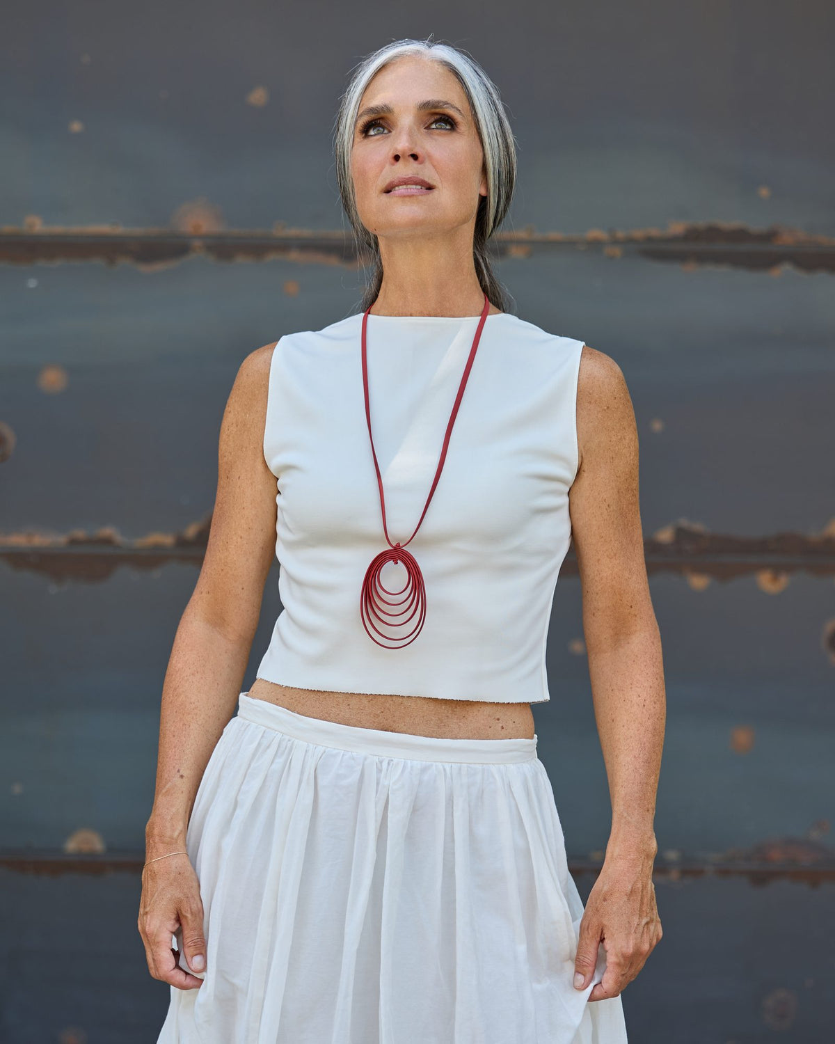 Donna con la Collana Disco Music