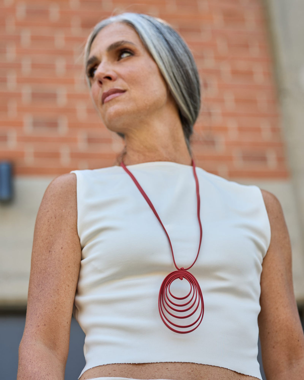 Donna con la Collana Disco Music