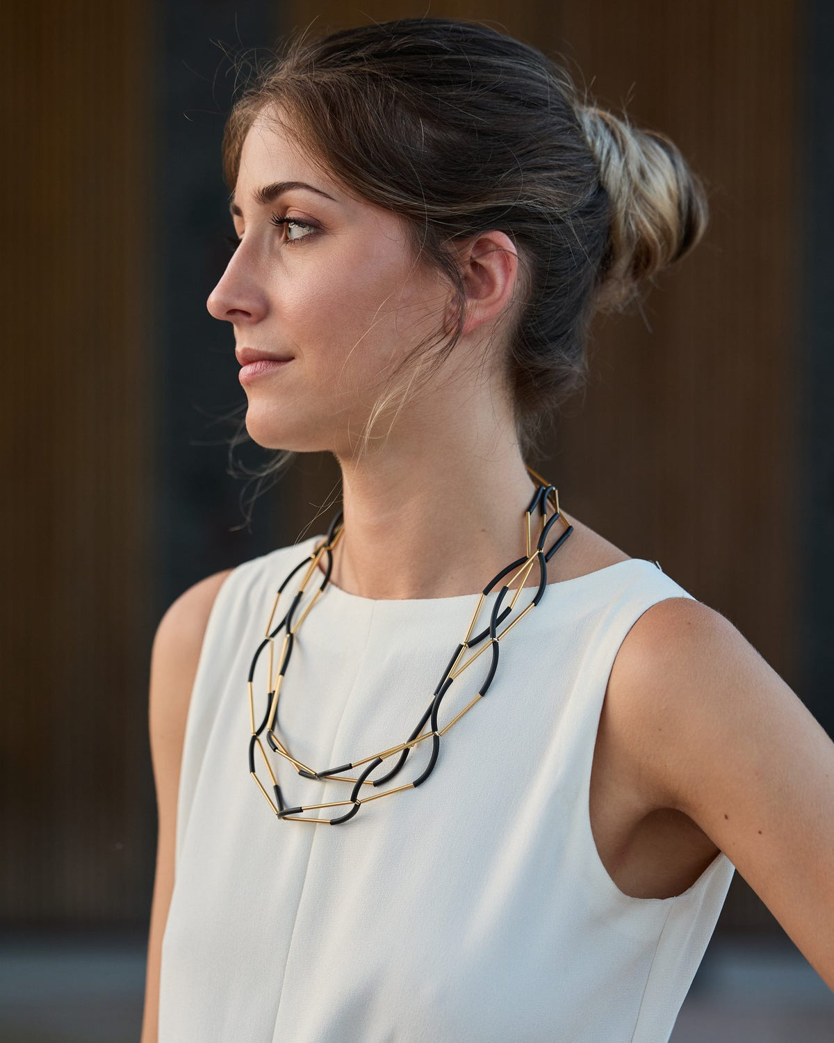 Donna con la Collana Due a Due Oro