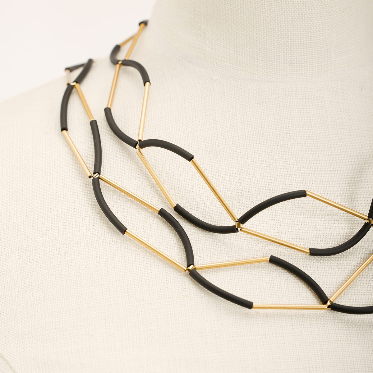 Collana Due a Due Oro, nero