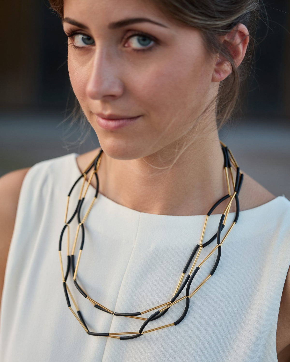 Donna con la Collana Due a Due Oro