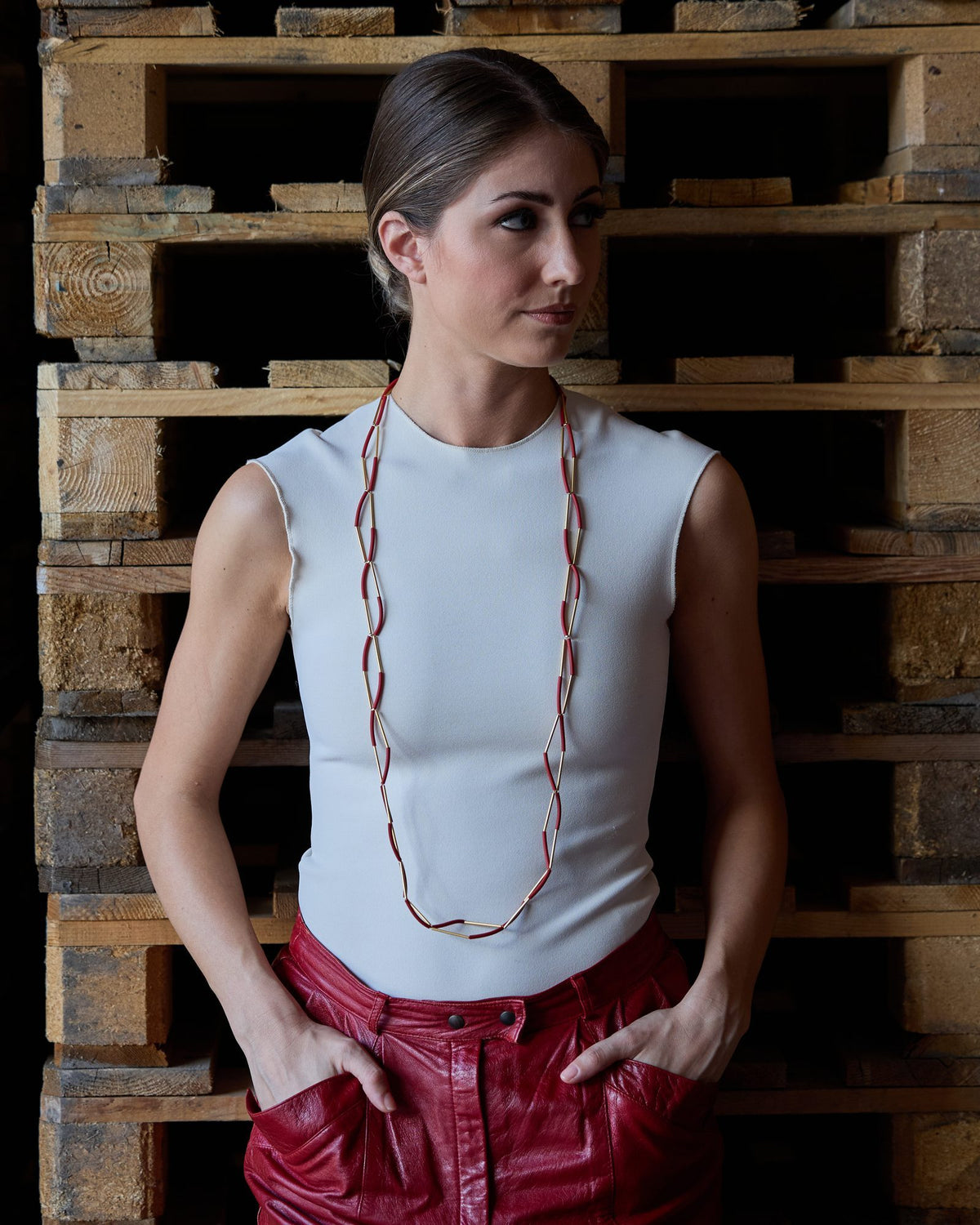 Donna con la Collana Due a Due Oro