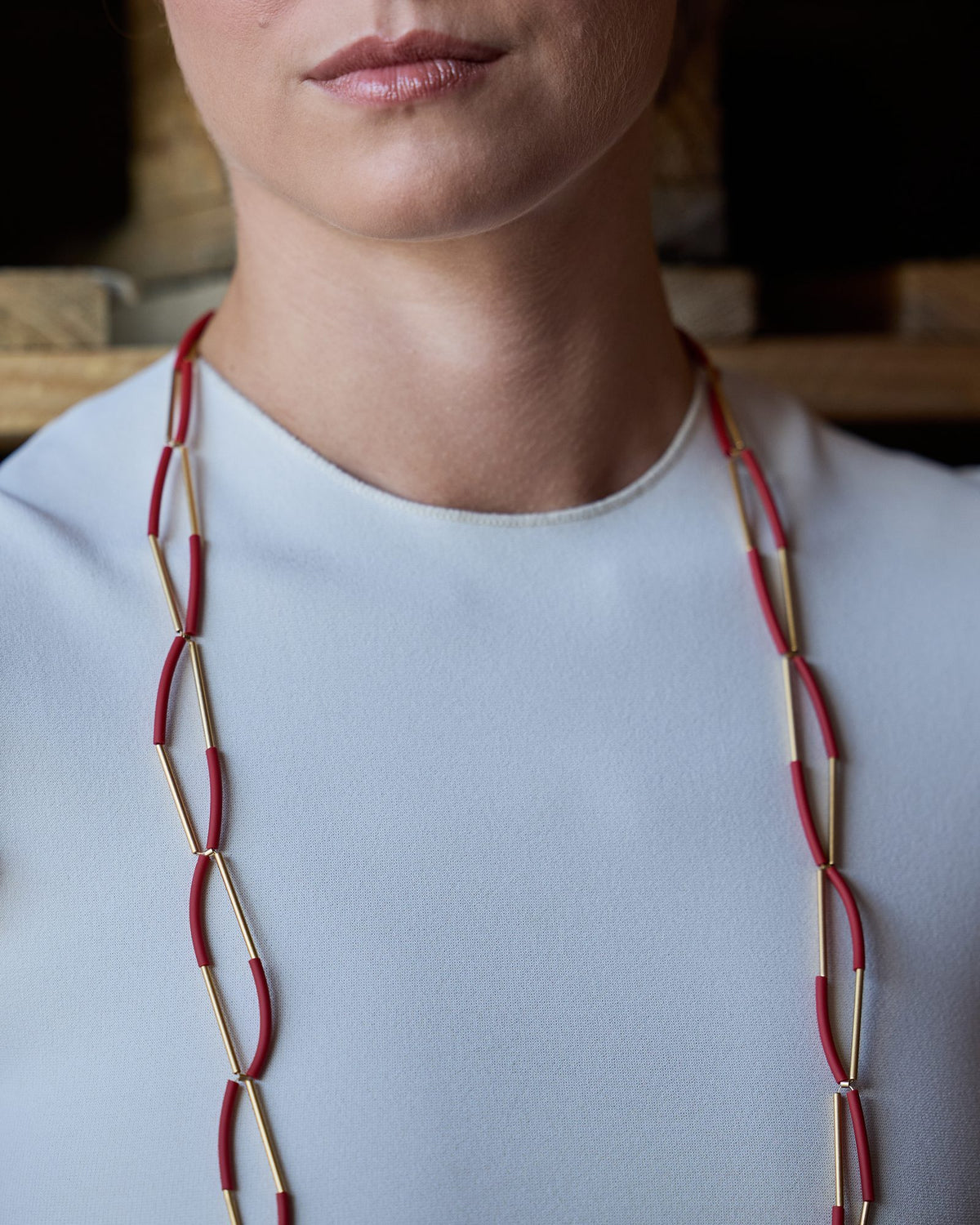 Donna con la Collana Due a Due Oro