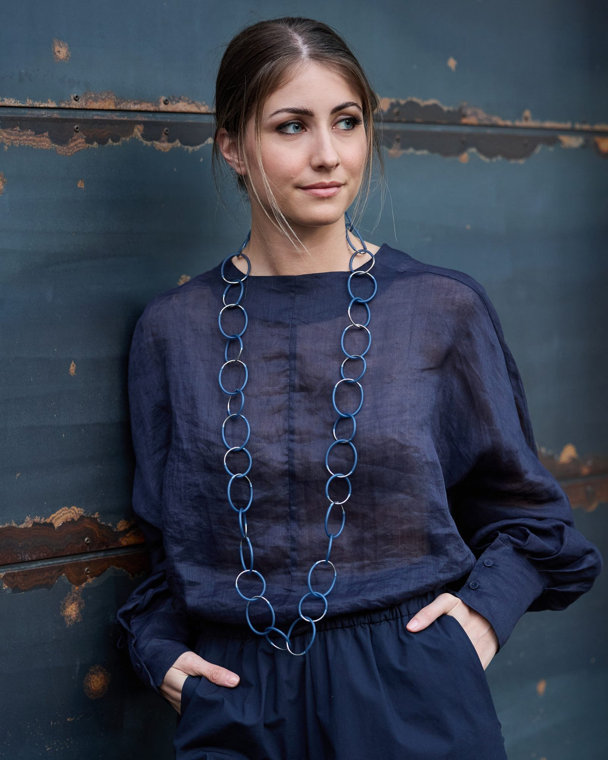 Donna con la Collana Eclissi Lunga Rodio