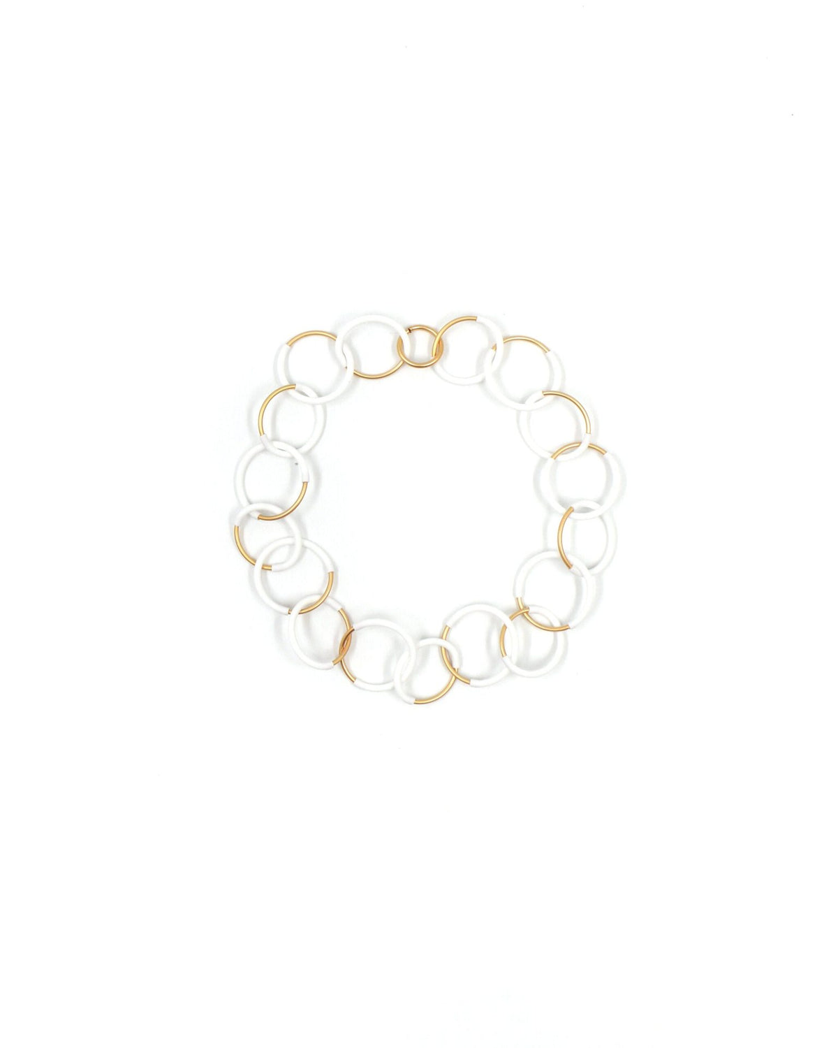 Donna con la Collana Eclissi Corta Oro