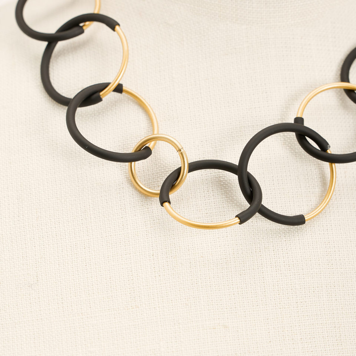Collana Eclissi Corta Oro, nero