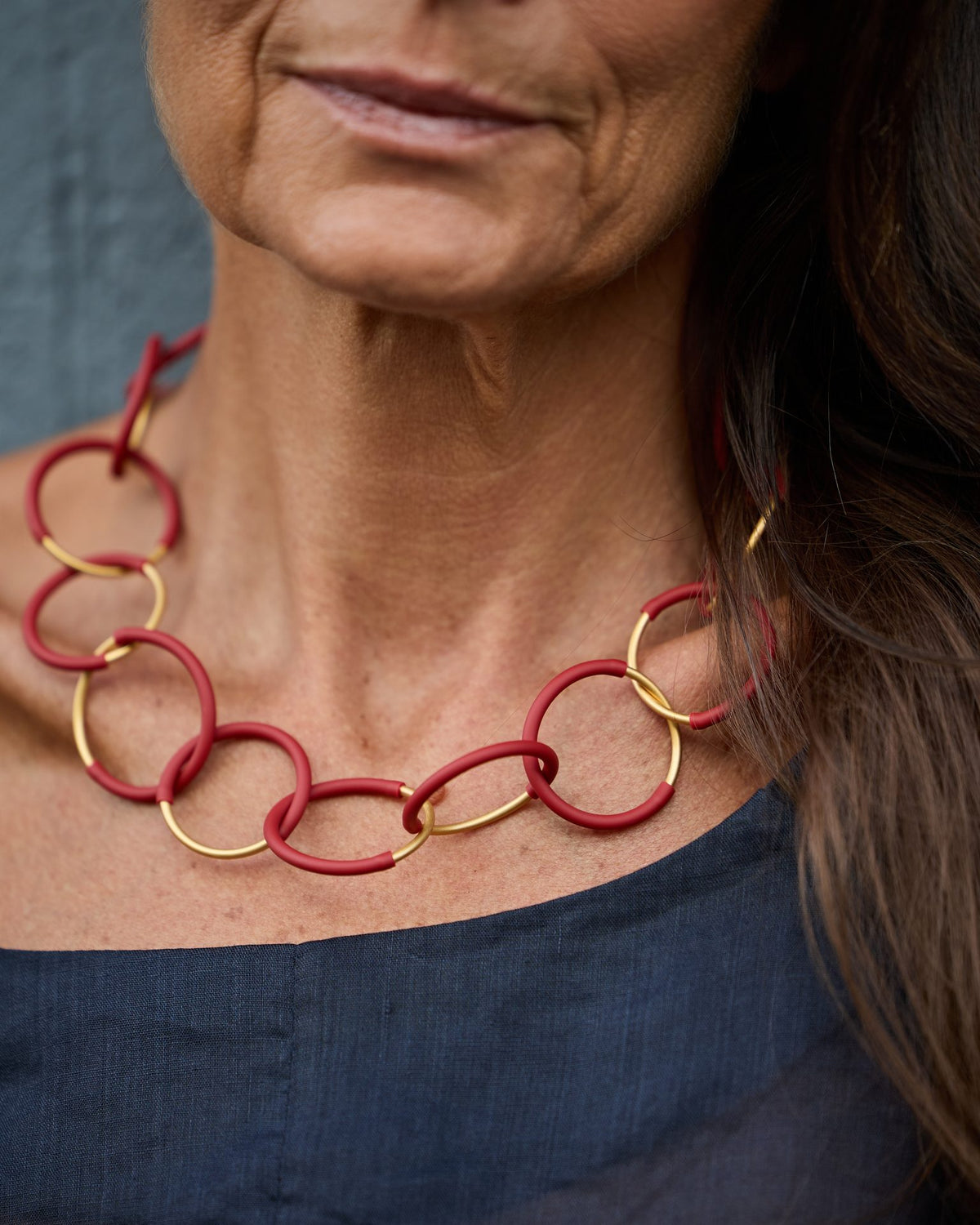 Donna con la Collana Eclissi Corta Oro