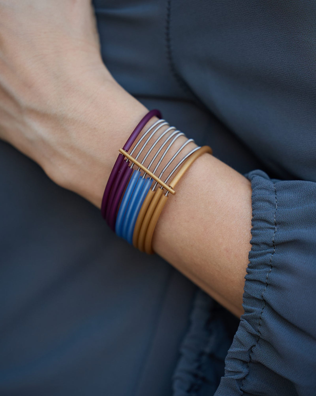 Donna con il Bracciale Eco