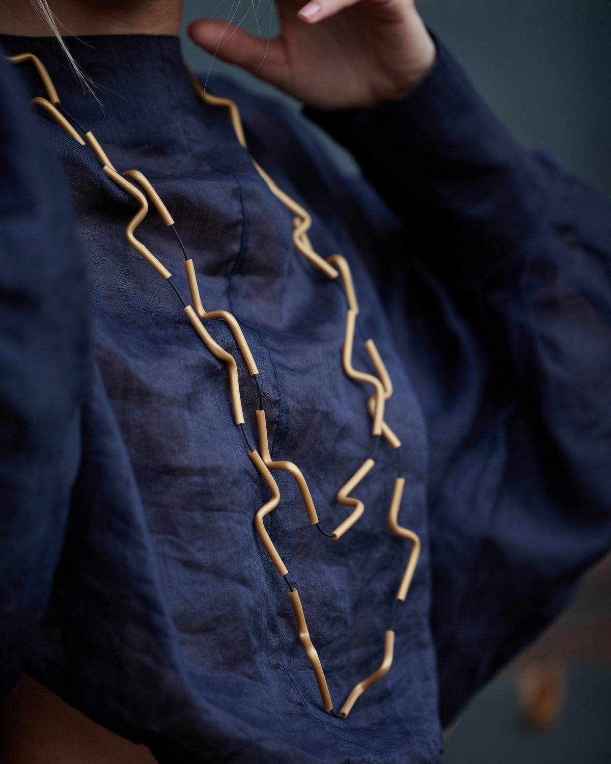 Donna con la Collana Esse