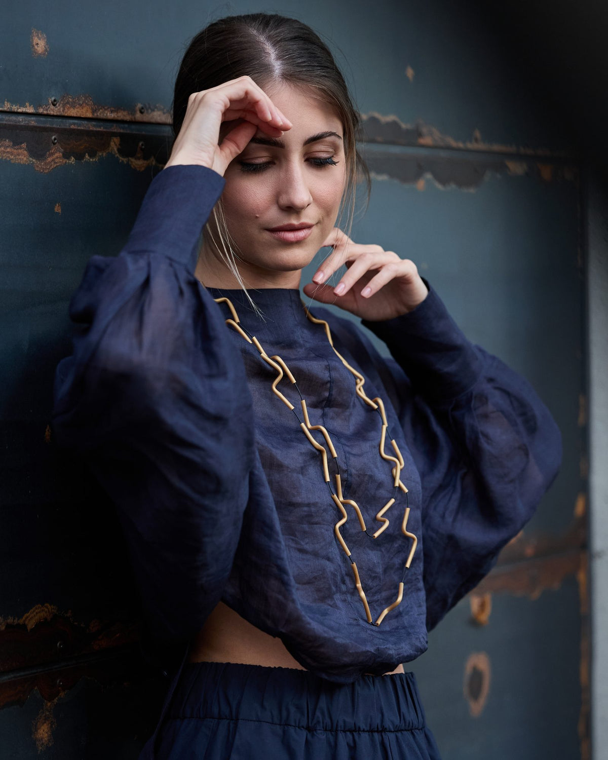 Donna con la Collana Esse