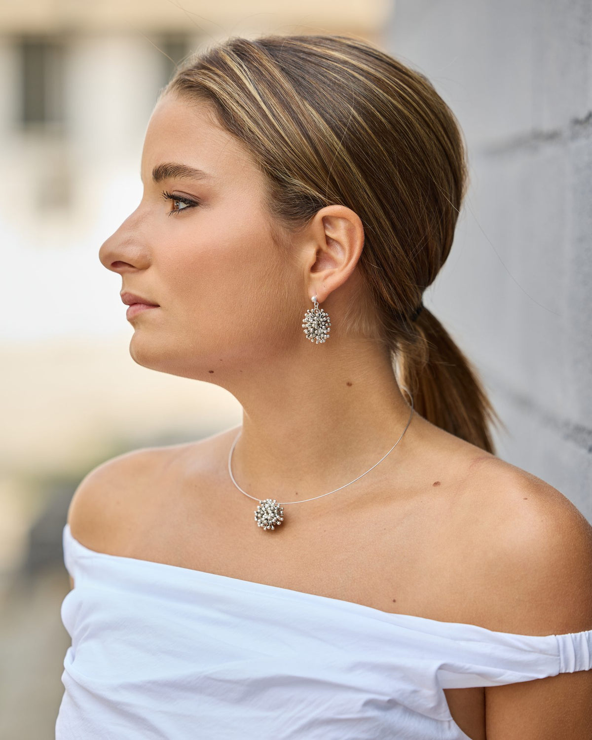Donna con la Collana Festa