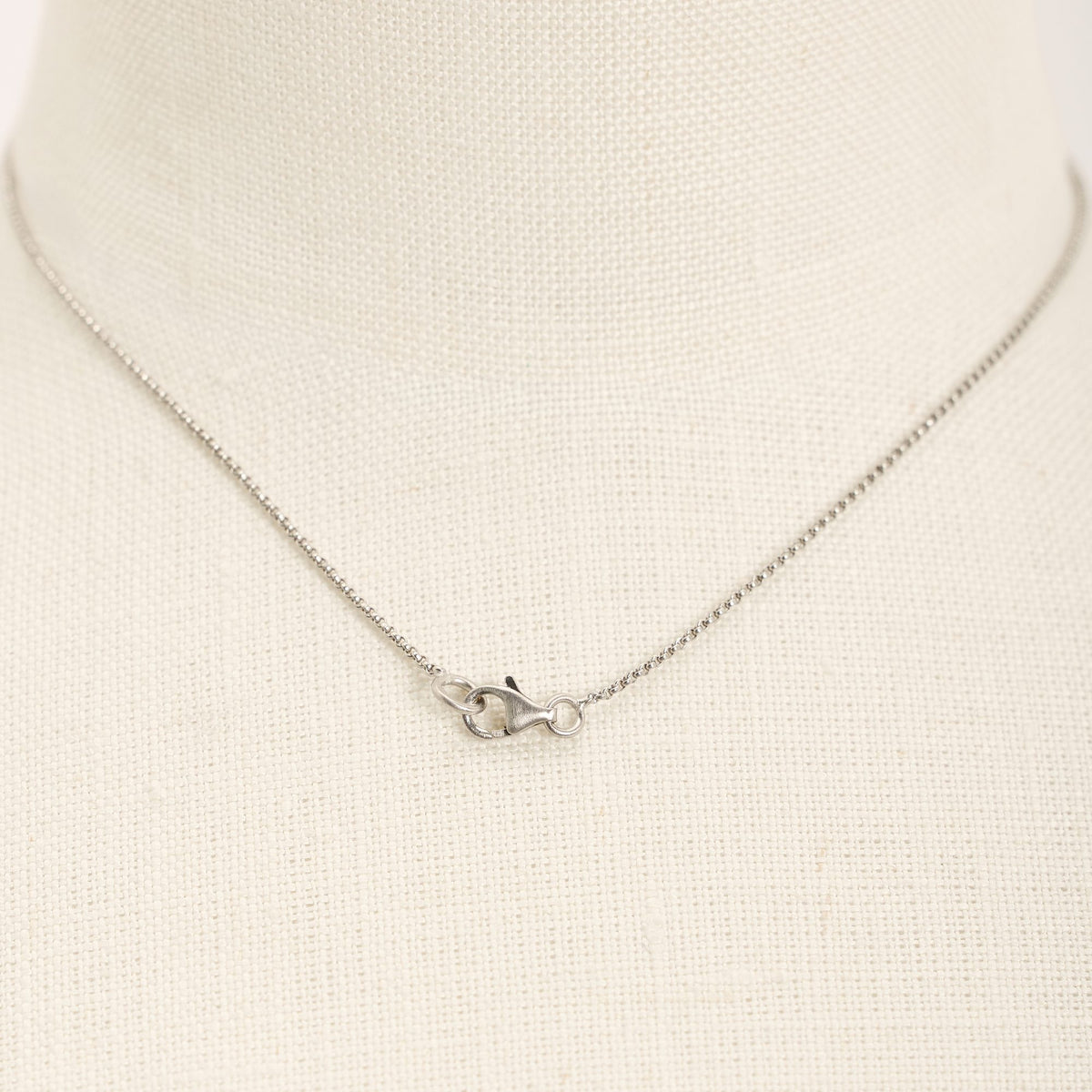 Collana I'mperfect Rodio in argento 925, su fondo chiaro